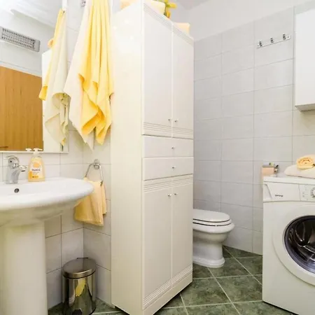Down Town - One Bedroom With Balcony شقة